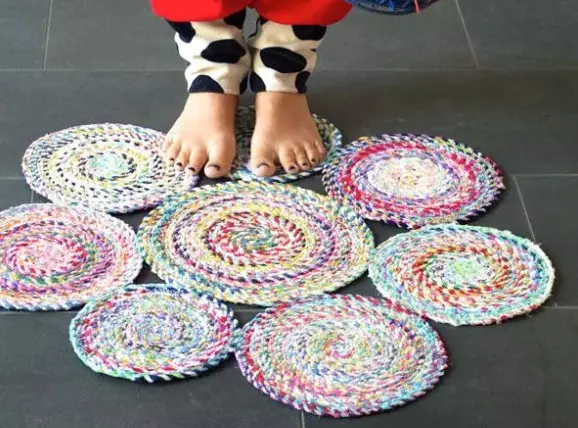 Stickade virka mattor från patchworks: hur man knyter med dina egna händer mattan på golvet i lapptäcke smaker i stil med lapptäcke, runda och rustika modeller 8165_7