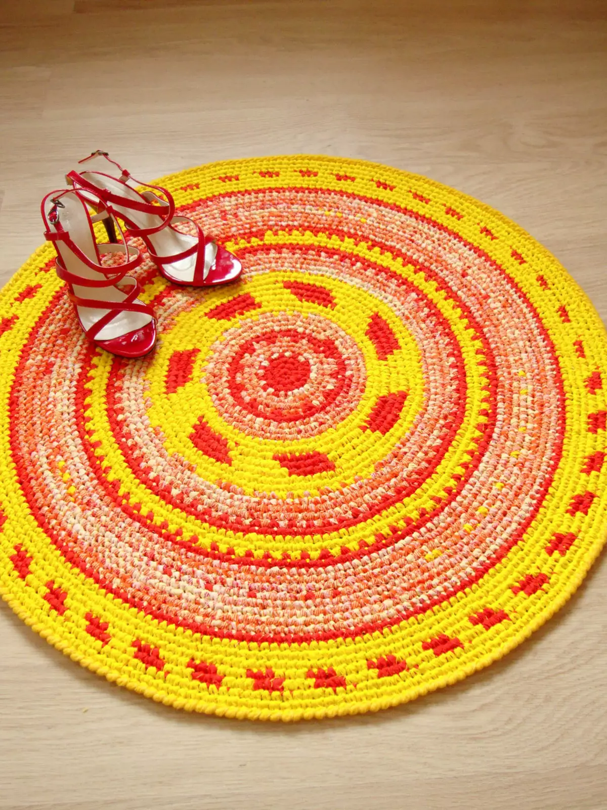 Knitted rugs crochet ti patchworks: kumaha carana dasi jeung leungeun sorangan karpét di lantai tina rasa patchwork dina gaya patchwork, buleud sarta model rustic 8165_8