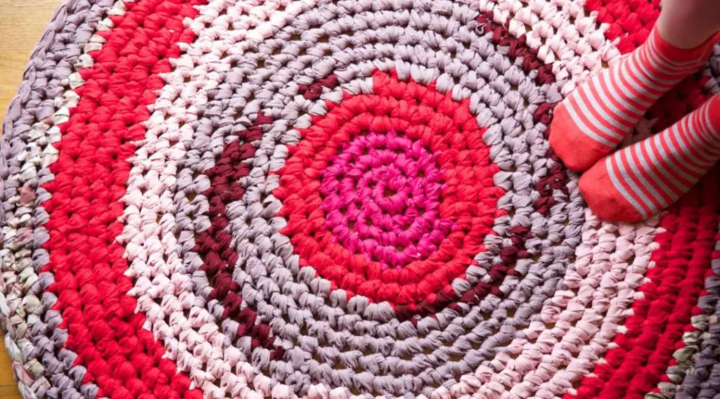 Knitted rugs crochet ti patchworks: kumaha carana dasi jeung leungeun sorangan karpét di lantai tina rasa patchwork dina gaya patchwork, buleud sarta model rustic 8165_9