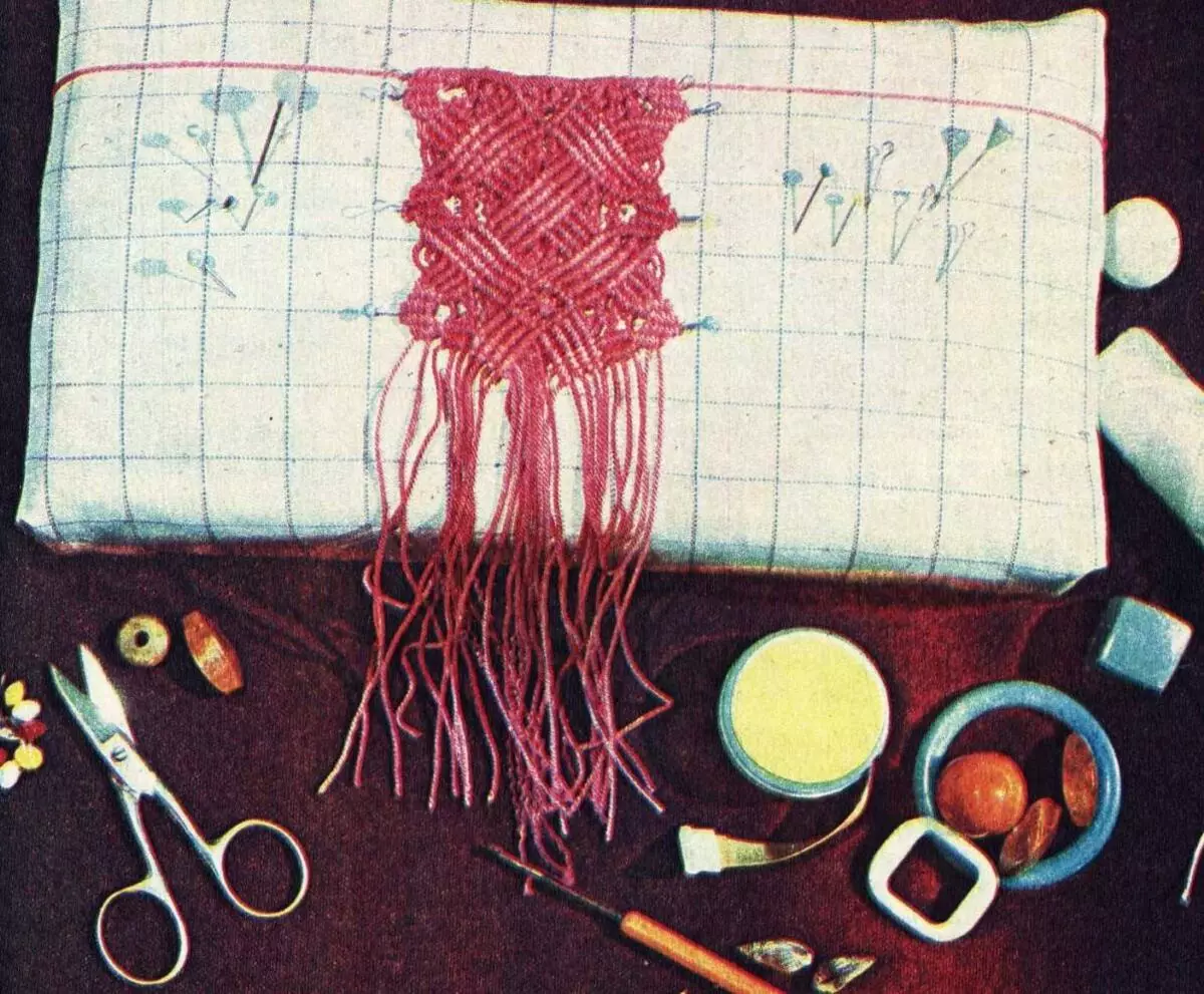 นอต Macrame: รูปแบบการทอผ้าของโหนดง่ายหลักแบนและตาราง 