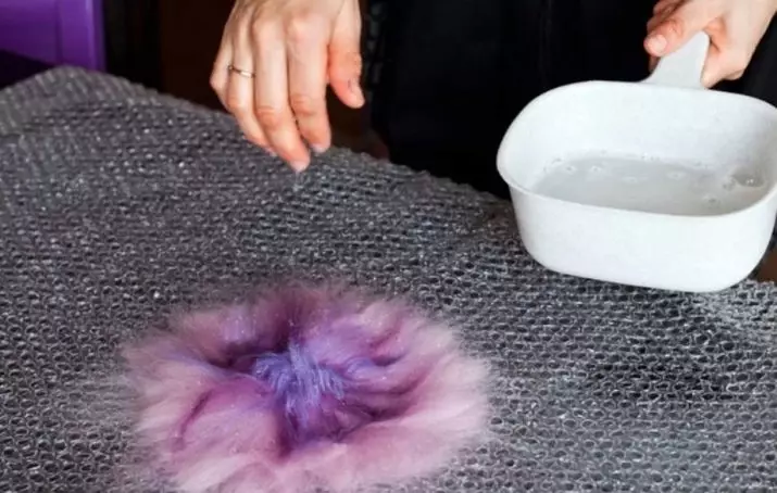 Feltro bagnato dalla lana (34 foto): quali strumenti sono necessari per infadere su una garza, seta e su altri tessuti? Che tipo di lana è meglio scegliere per la tecnologia? 8181_5