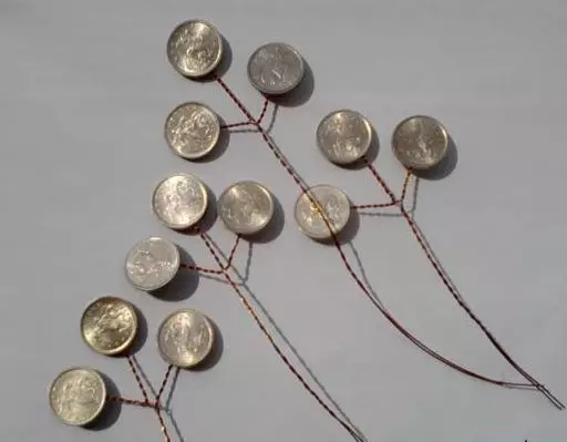 来自珠子的金钱树（25张照片）：如何用自己的手从珠子和硬币制作它？编织的逐步指令和主类 8188_11
