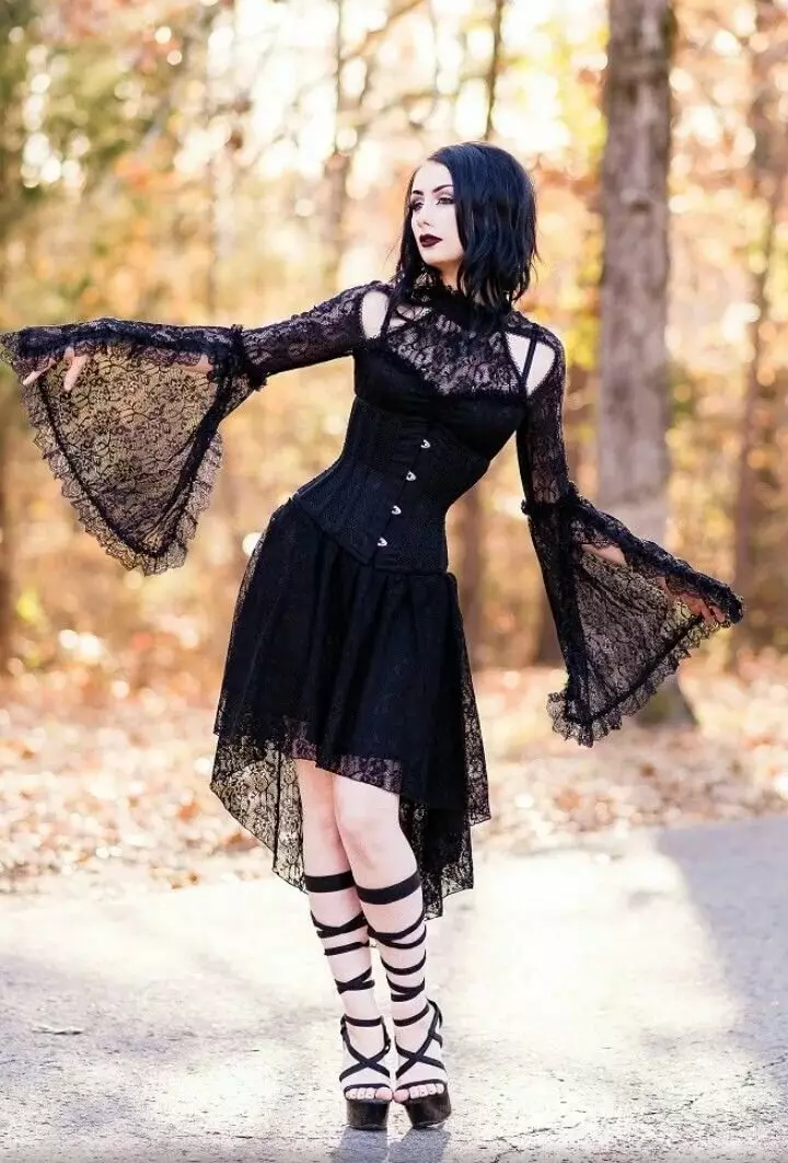 Gooti kleidid: Lolita stiilis, mustad pulmakleidid ja lühikese korsetiga lõpetamisel. Ilus näited õhtuse varustus 819_11