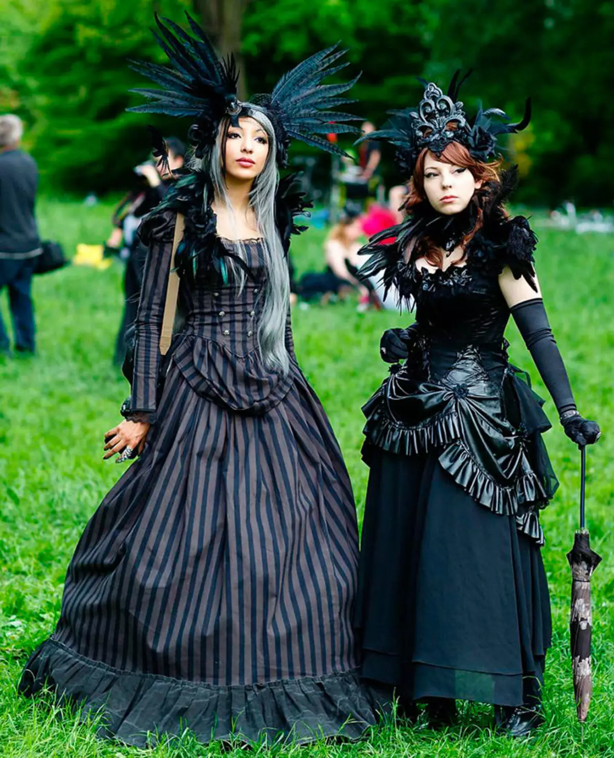Gooti kleidid: Lolita stiilis, mustad pulmakleidid ja lühikese korsetiga lõpetamisel. Ilus näited õhtuse varustus 819_12
