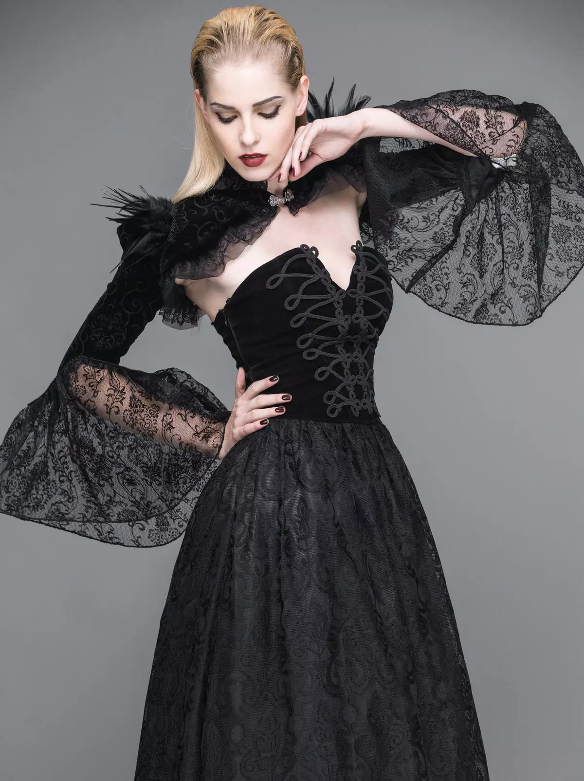 Gooti kleidid: Lolita stiilis, mustad pulmakleidid ja lühikese korsetiga lõpetamisel. Ilus näited õhtuse varustus 819_17