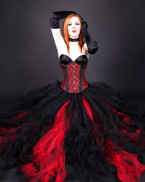 Gooti kleidid: Lolita stiilis, mustad pulmakleidid ja lühikese korsetiga lõpetamisel. Ilus näited õhtuse varustus 819_20