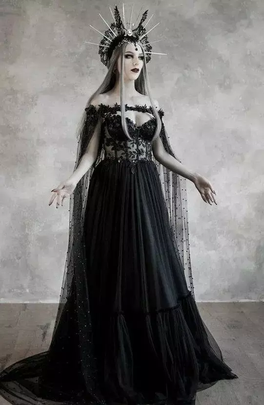 Gooti kleidid: Lolita stiilis, mustad pulmakleidid ja lühikese korsetiga lõpetamisel. Ilus näited õhtuse varustus 819_22