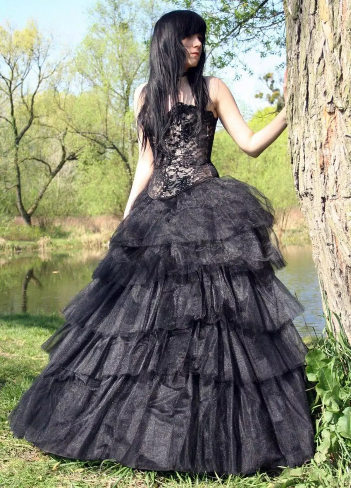Gooti kleidid: Lolita stiilis, mustad pulmakleidid ja lühikese korsetiga lõpetamisel. Ilus näited õhtuse varustus 819_23