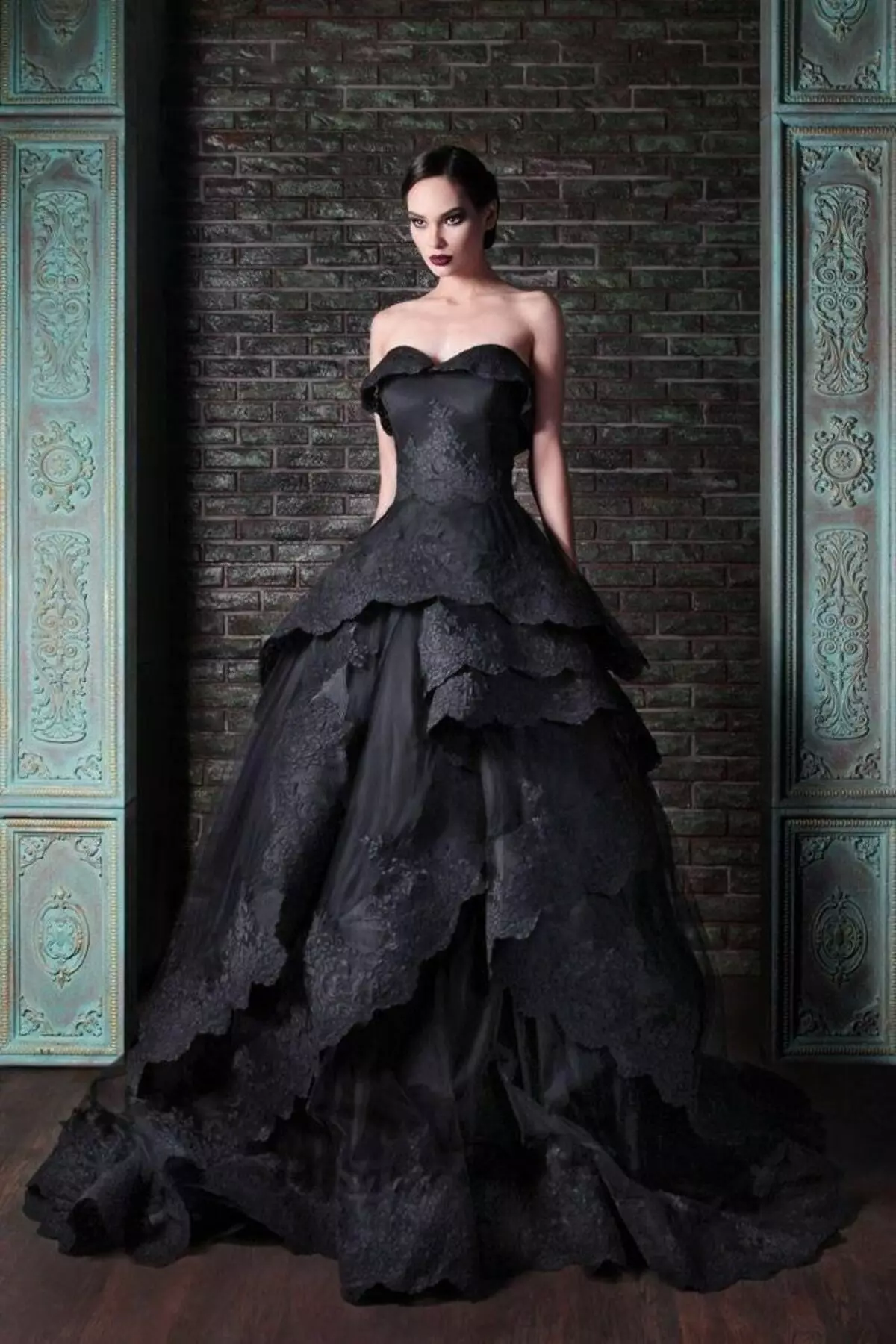 Gooti kleidid: Lolita stiilis, mustad pulmakleidid ja lühikese korsetiga lõpetamisel. Ilus näited õhtuse varustus 819_27