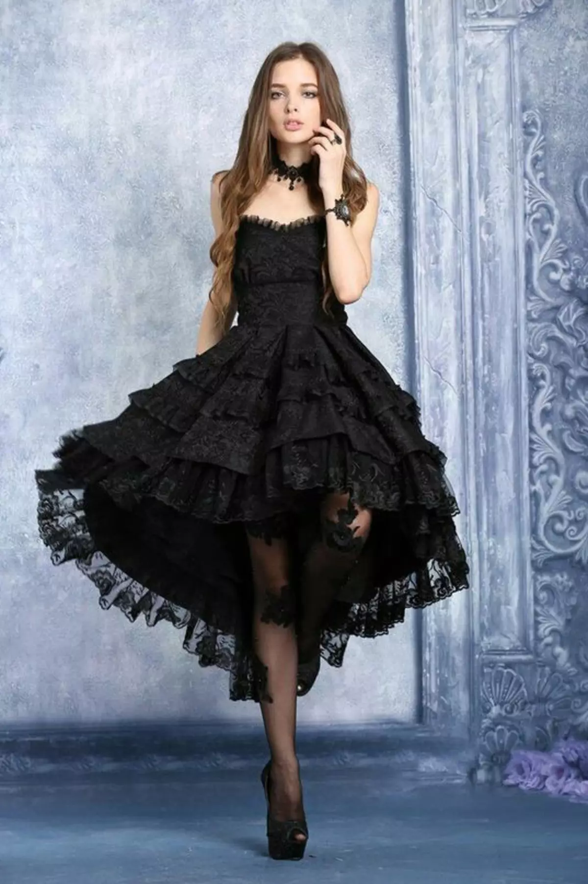 Gooti kleidid: Lolita stiilis, mustad pulmakleidid ja lühikese korsetiga lõpetamisel. Ilus näited õhtuse varustus 819_28