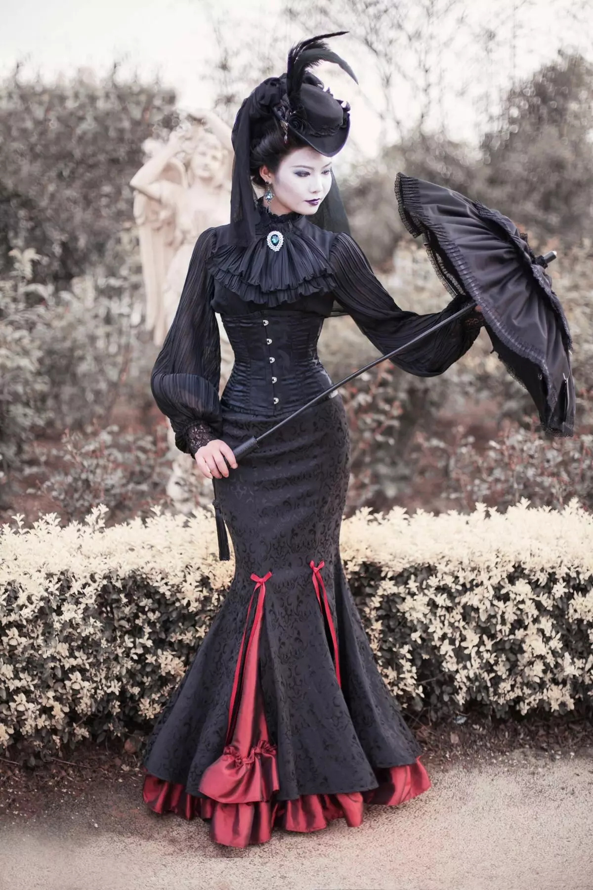 Gooti kleidid: Lolita stiilis, mustad pulmakleidid ja lühikese korsetiga lõpetamisel. Ilus näited õhtuse varustus 819_35