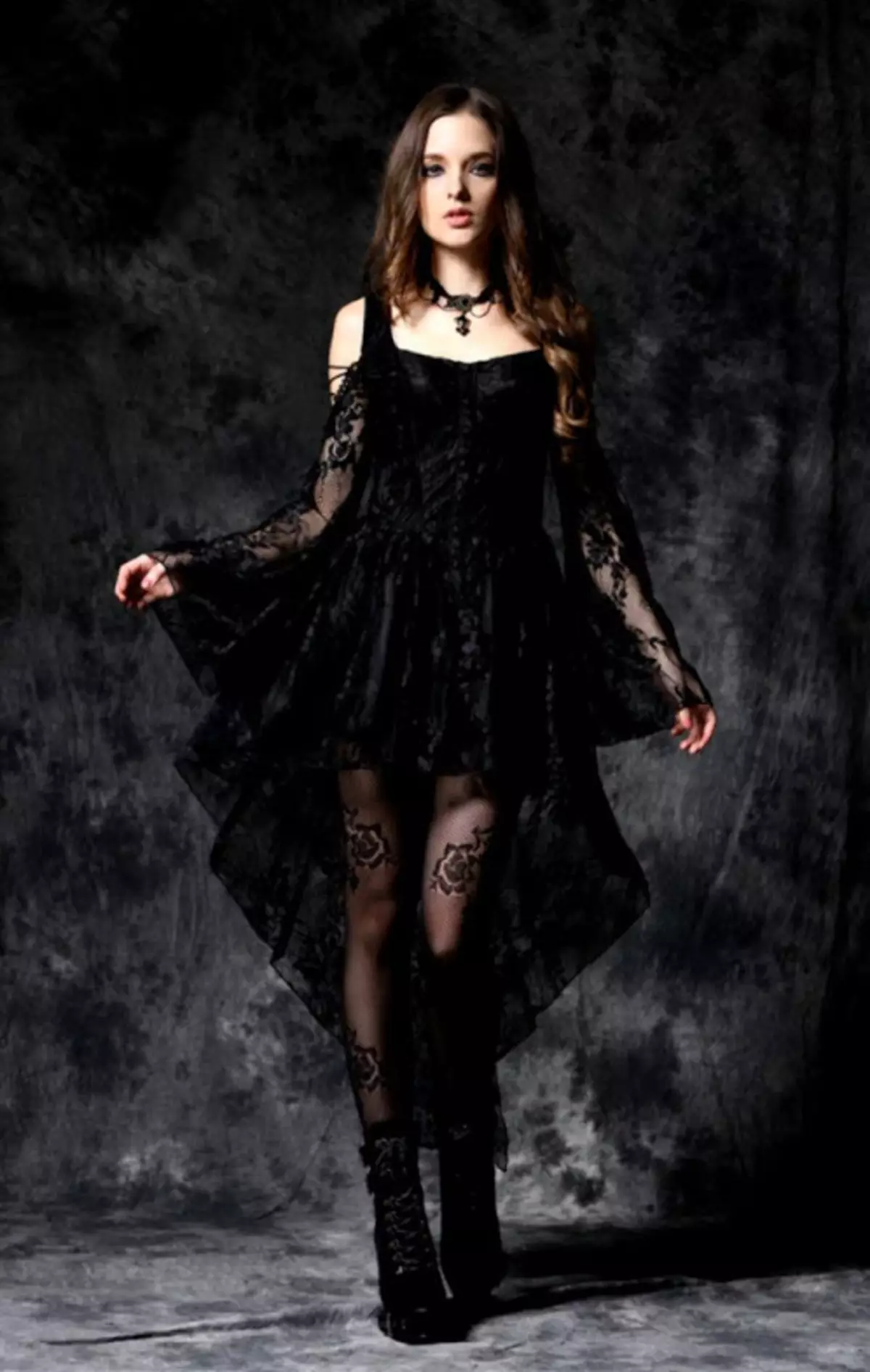 Gooti kleidid: Lolita stiilis, mustad pulmakleidid ja lühikese korsetiga lõpetamisel. Ilus näited õhtuse varustus 819_4