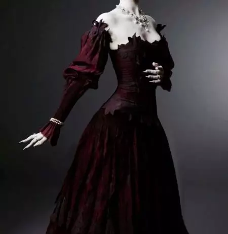 Gooti kleidid: Lolita stiilis, mustad pulmakleidid ja lühikese korsetiga lõpetamisel. Ilus näited õhtuse varustus 819_46