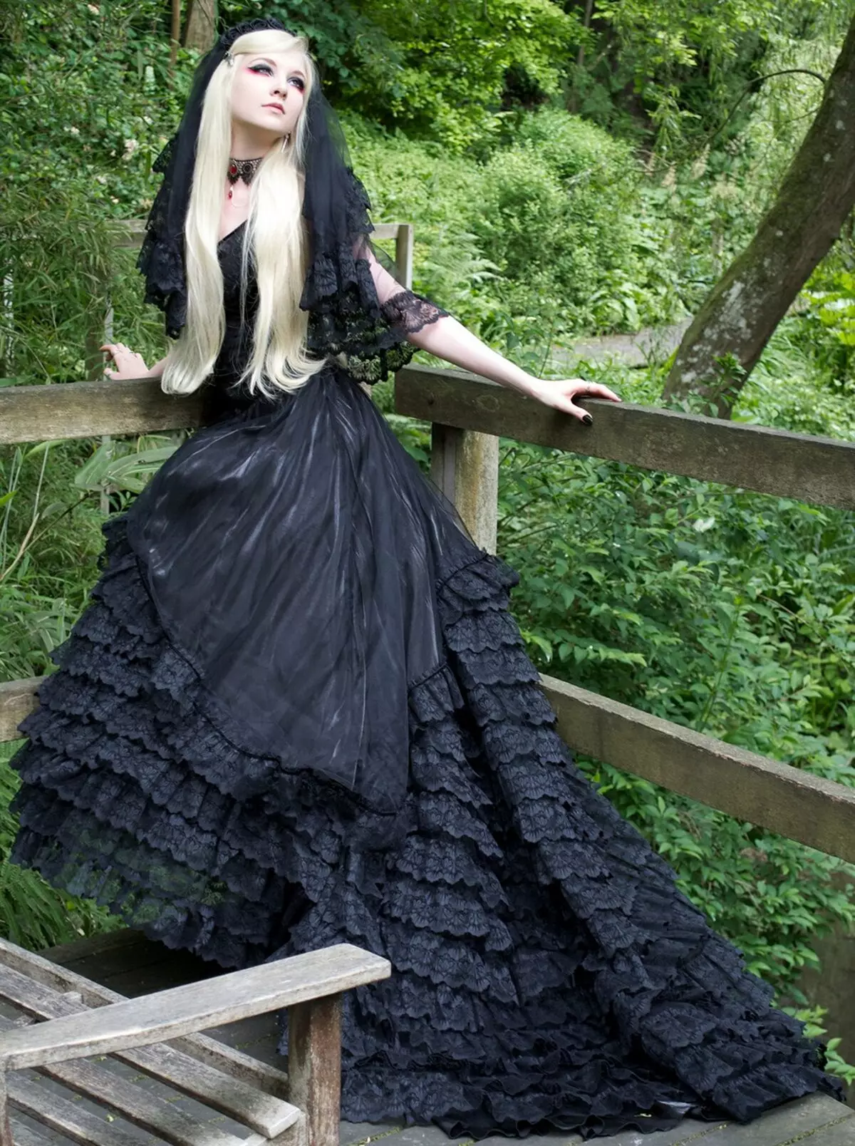 Gooti kleidid: Lolita stiilis, mustad pulmakleidid ja lühikese korsetiga lõpetamisel. Ilus näited õhtuse varustus 819_7