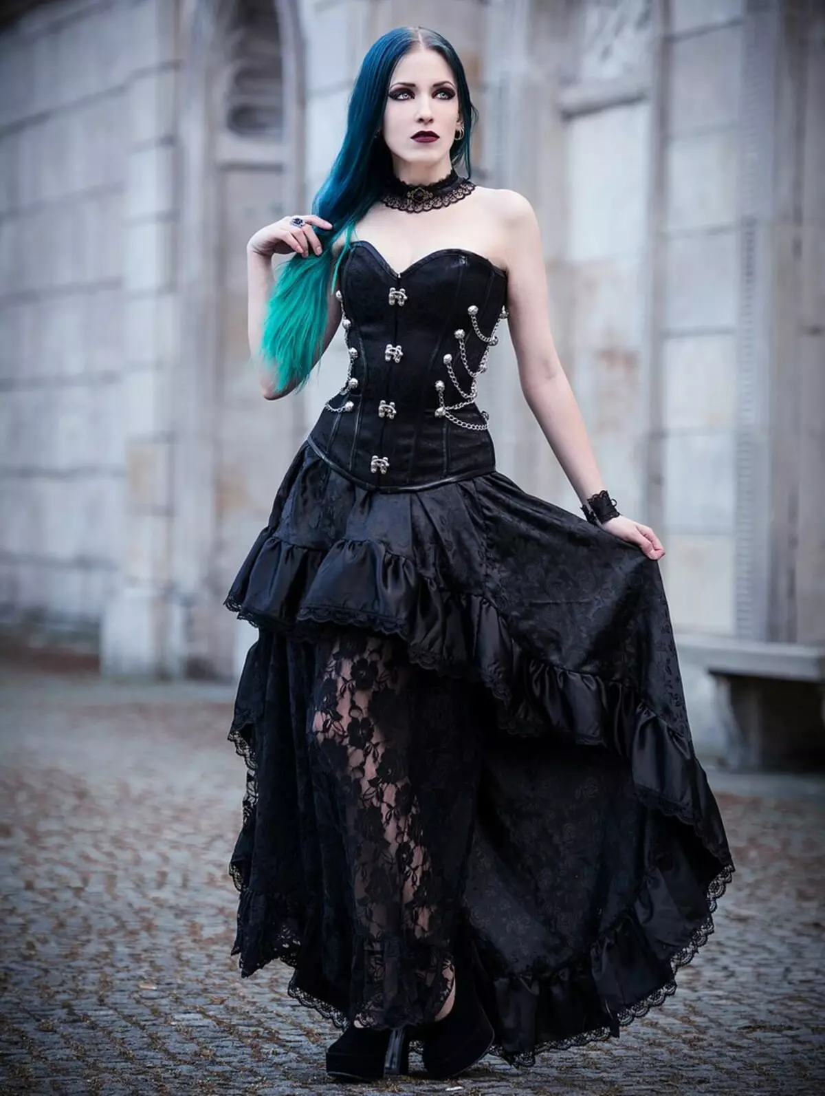 Gooti kleidid: Lolita stiilis, mustad pulmakleidid ja lühikese korsetiga lõpetamisel. Ilus näited õhtuse varustus 819_8