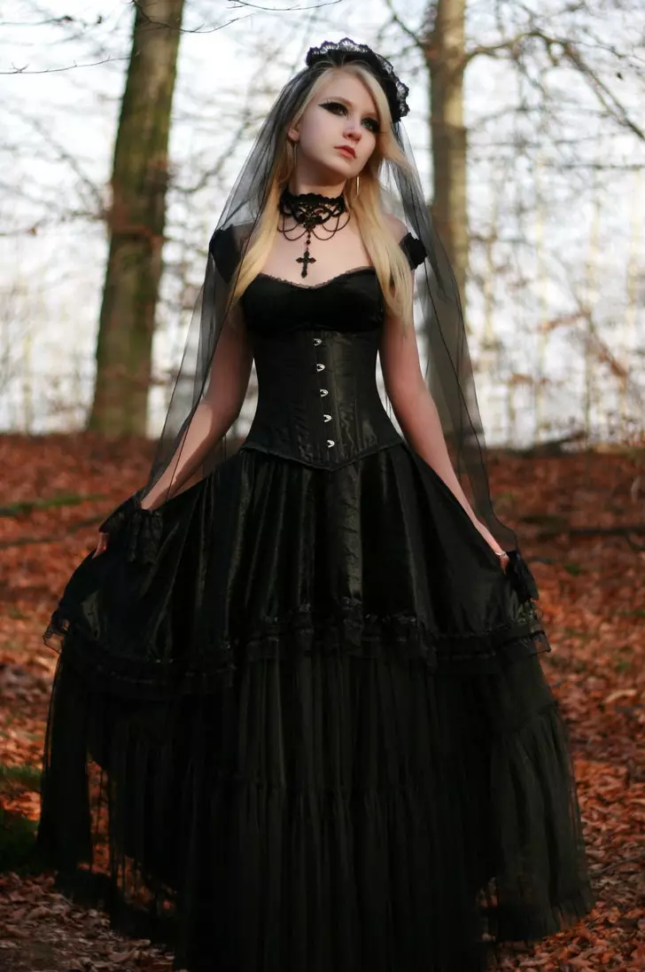Gooti kleidid: Lolita stiilis, mustad pulmakleidid ja lühikese korsetiga lõpetamisel. Ilus näited õhtuse varustus 819_9