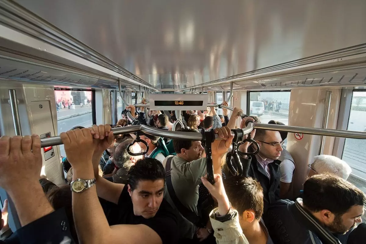 Случай в общественном транспорте. Люди в общественном транспорте. Толпа людей в общественном транспорте. Общественные места. Пассажиры в транспорте.