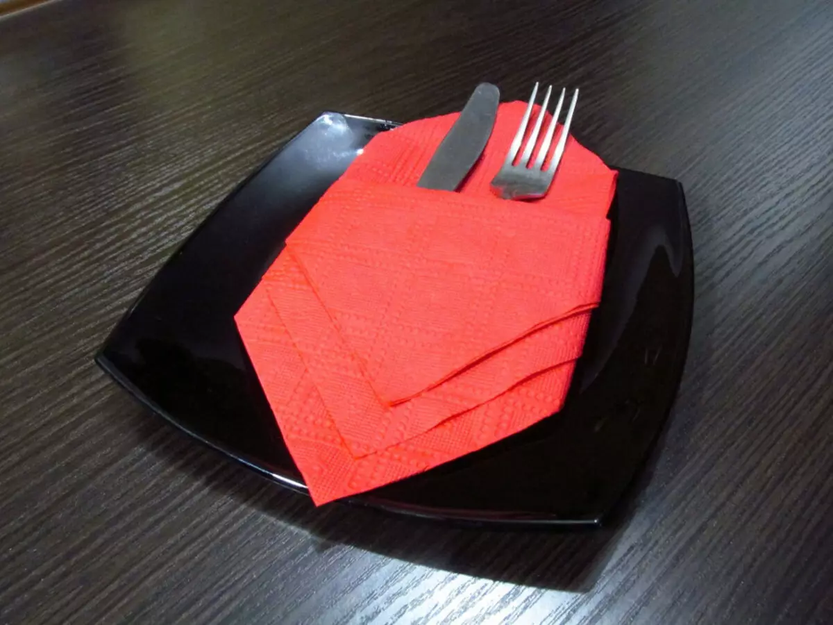 Sa e bukur të dele letër napkins në tryezë festive? 46 Skemat Photo Folding, si për të napkins origjinale kolaps për pushime 8215_23