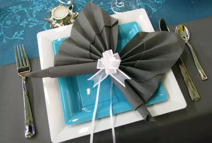 Sa e bukur të dele letër napkins në tryezë festive? 46 Skemat Photo Folding, si për të napkins origjinale kolaps për pushime 8215_41