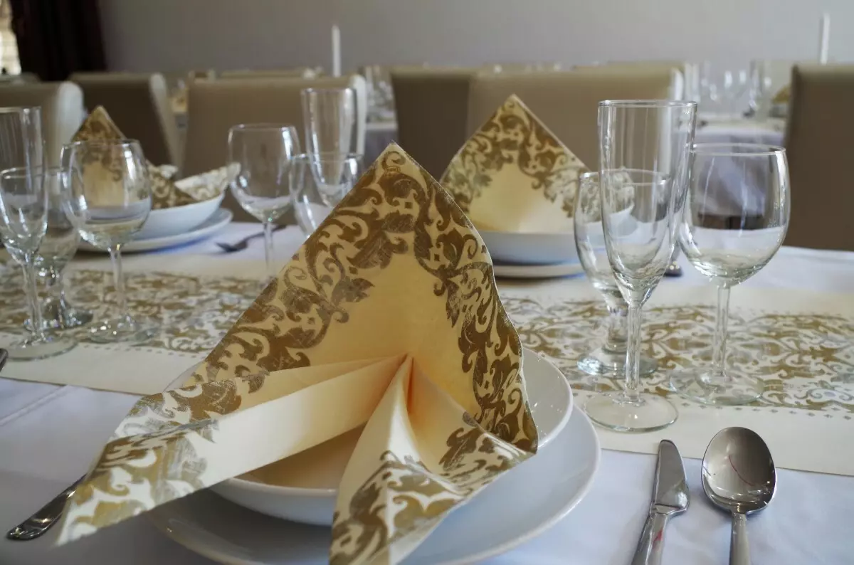 Sa e bukur të dele letër napkins në tryezë festive? 46 Skemat Photo Folding, si për të napkins origjinale kolaps për pushime 8215_8