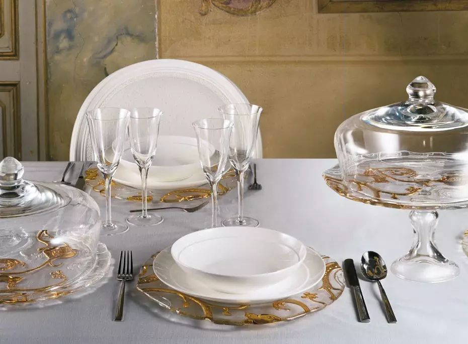 Posuđe za serviranje na stolu (54 fotografija): elegantan i prekrasnim polica, moderan pogled na tablicu za dizajn 8219_18