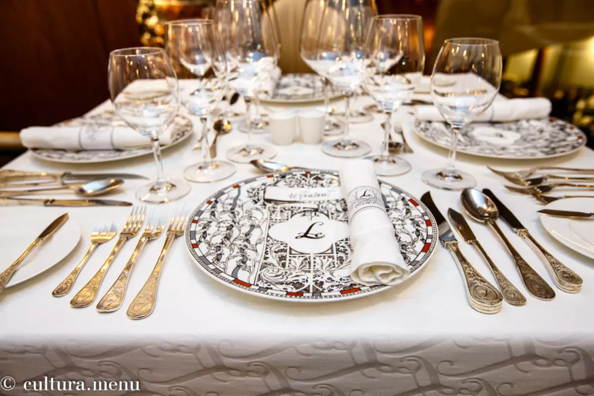 Posuđe za serviranje na stolu (54 fotografija): elegantan i prekrasnim polica, moderan pogled na tablicu za dizajn 8219_39