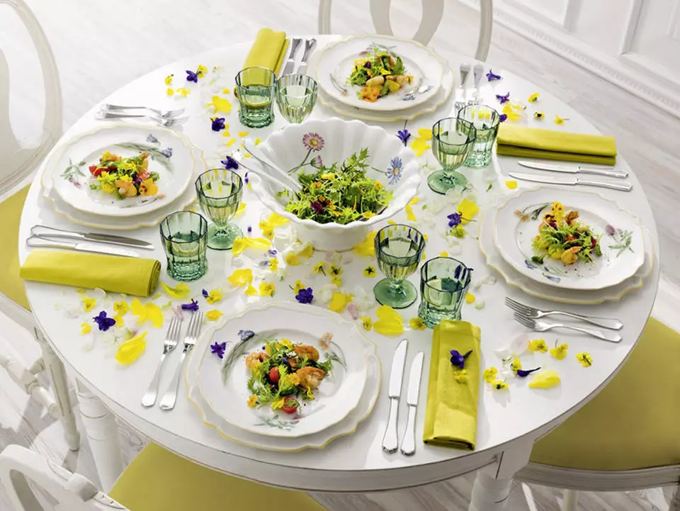 Posuđe za serviranje na stolu (54 fotografija): elegantan i prekrasnim polica, moderan pogled na tablicu za dizajn 8219_43