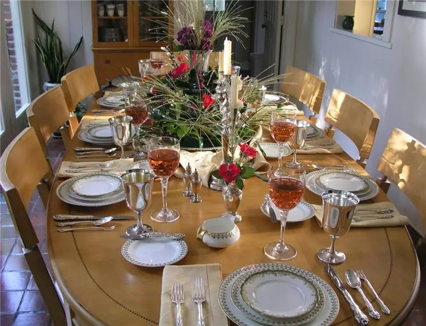 Posuđe za serviranje na stolu (54 fotografija): elegantan i prekrasnim polica, moderan pogled na tablicu za dizajn 8219_45