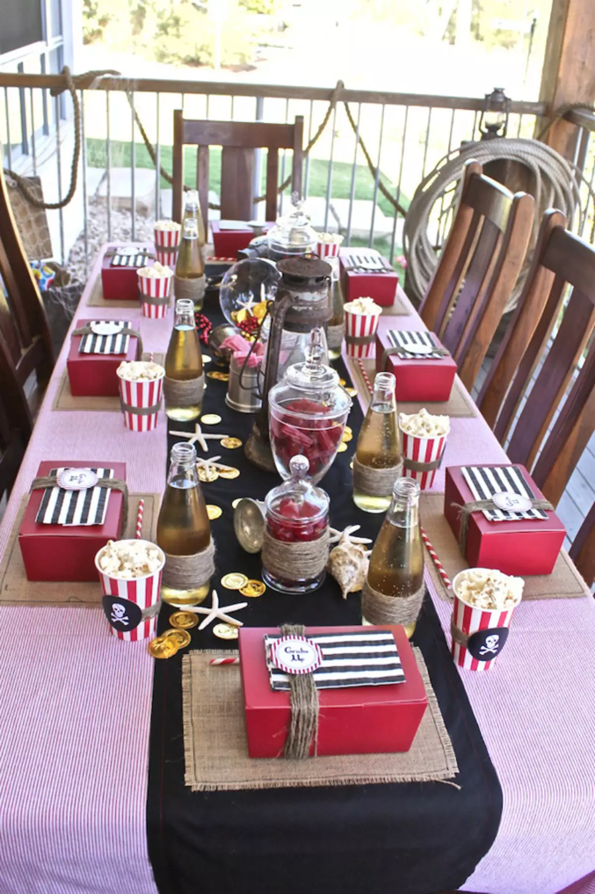 Cadre de table (68 photos): Règles de literie couverte à la maison, comment personnaliser, beaux exemples de design avec de la nourriture 8225_58