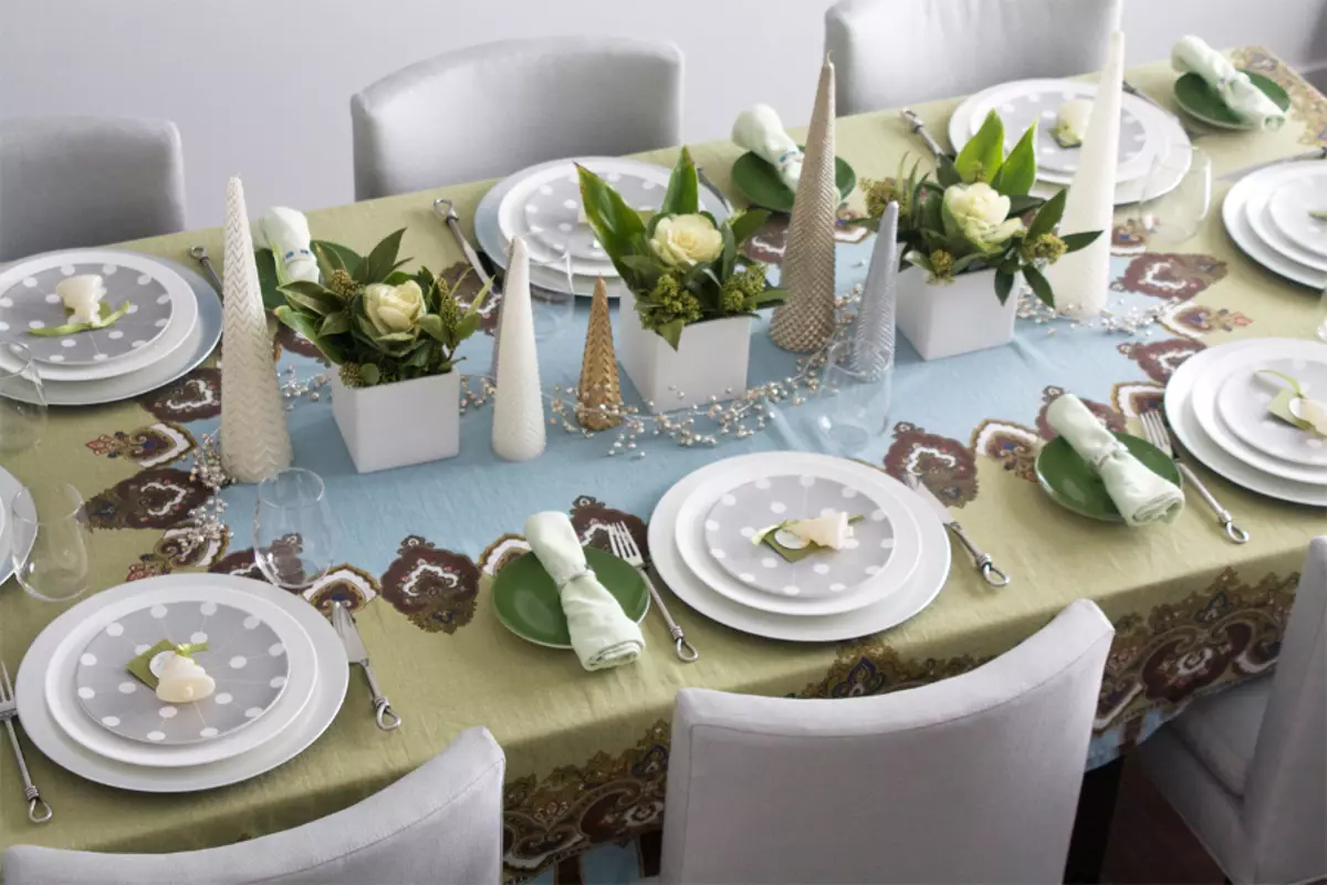 Cadre de table (68 photos): Règles de literie couverte à la maison, comment personnaliser, beaux exemples de design avec de la nourriture 8225_8