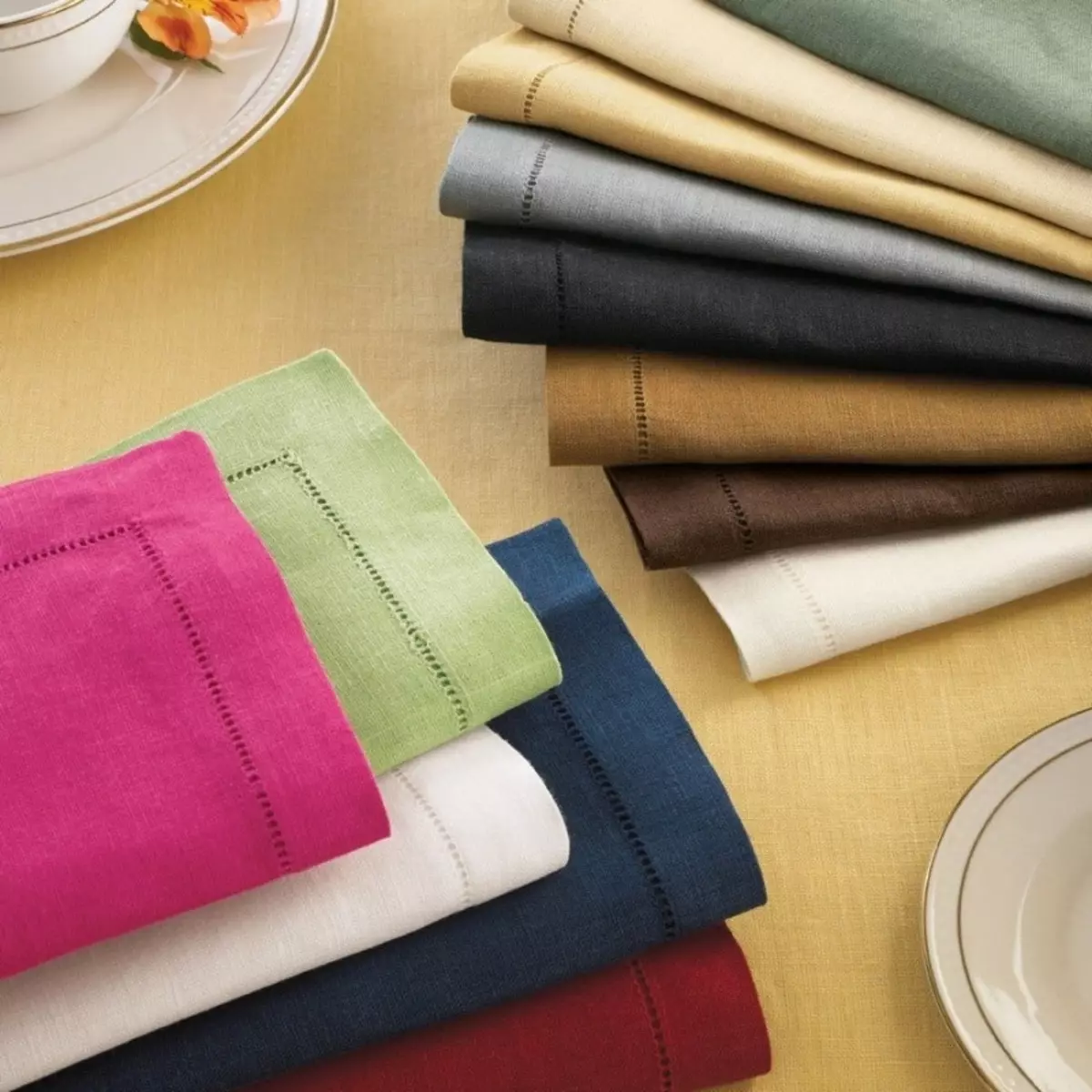 Kumaha melu napkins beautifully? 107 poto Kumaha gulung kaluar produk pikeun ngaladénan méja, kumaha carana sangkan hiji inohong geulis ti napkin, kumaha carana melu jeung leungeun sorangan 8227_10