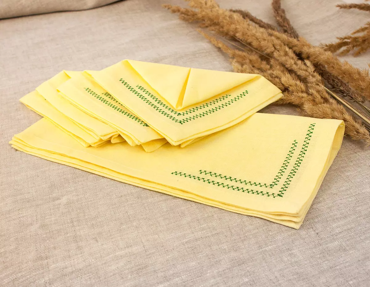 Kumaha melu napkins beautifully? 107 poto Kumaha gulung kaluar produk pikeun ngaladénan méja, kumaha carana sangkan hiji inohong geulis ti napkin, kumaha carana melu jeung leungeun sorangan 8227_81