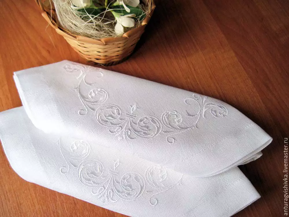 Kumaha melu napkins beautifully? 107 poto Kumaha gulung kaluar produk pikeun ngaladénan méja, kumaha carana sangkan hiji inohong geulis ti napkin, kumaha carana melu jeung leungeun sorangan 8227_85