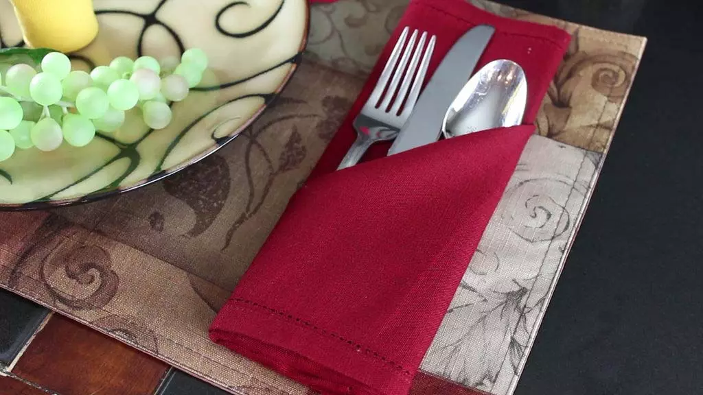 Kumaha melu napkins beautifully? 107 poto Kumaha gulung kaluar produk pikeun ngaladénan méja, kumaha carana sangkan hiji inohong geulis ti napkin, kumaha carana melu jeung leungeun sorangan 8227_88