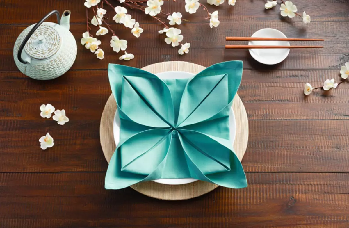 Kumaha melu napkins beautifully? 107 poto Kumaha gulung kaluar produk pikeun ngaladénan méja, kumaha carana sangkan hiji inohong geulis ti napkin, kumaha carana melu jeung leungeun sorangan 8227_92