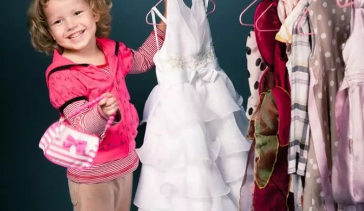 Νέες φορέματα για κορίτσια: τα χρώματα των παιδικών φορέων για το νέο έτος, φορέματα για παιδιά ηλικίας 5-10 ετών, ηλικίας 11-12 ετών και άλλης ηλικίας 822_10