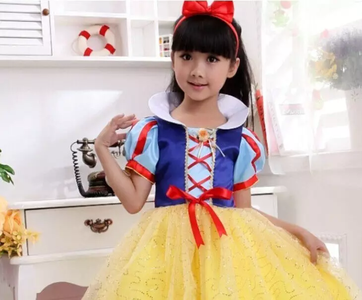Νέες φορέματα για κορίτσια: τα χρώματα των παιδικών φορέων για το νέο έτος, φορέματα για παιδιά ηλικίας 5-10 ετών, ηλικίας 11-12 ετών και άλλης ηλικίας 822_26