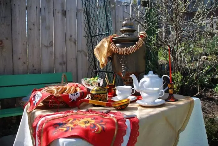 Tabela e çajit (50 foto): Skema e vendosjes së tabelës për çaj, si të shërbejë një tryezë të rrumbullakët për pirjen e çajit 8250_13