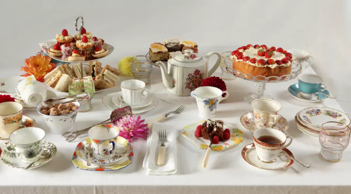 Tea Table (50 Valokuvat): TAULUKKOJA TEA: lle, miten palvella pyöreää pöytää teetä juomaan 8250_19
