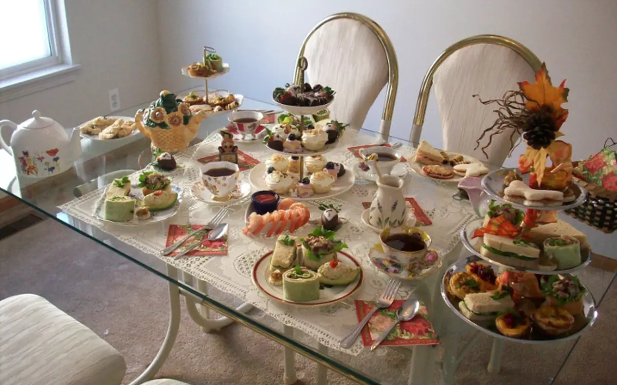 Table à thé (50 photos): Schéma de réglage de la table pour le thé, comment servir une table ronde pour la consommation de thé potable 8250_2