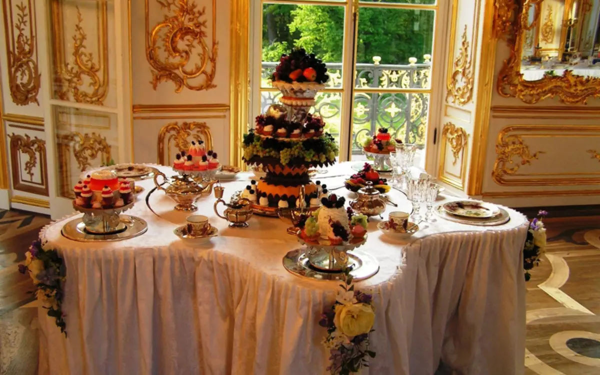 Teetisch (50 Fotos): Tabelleneinstellungsschema für Tee, wie man einen runden Tisch zum Tee trinken serviert 8250_20