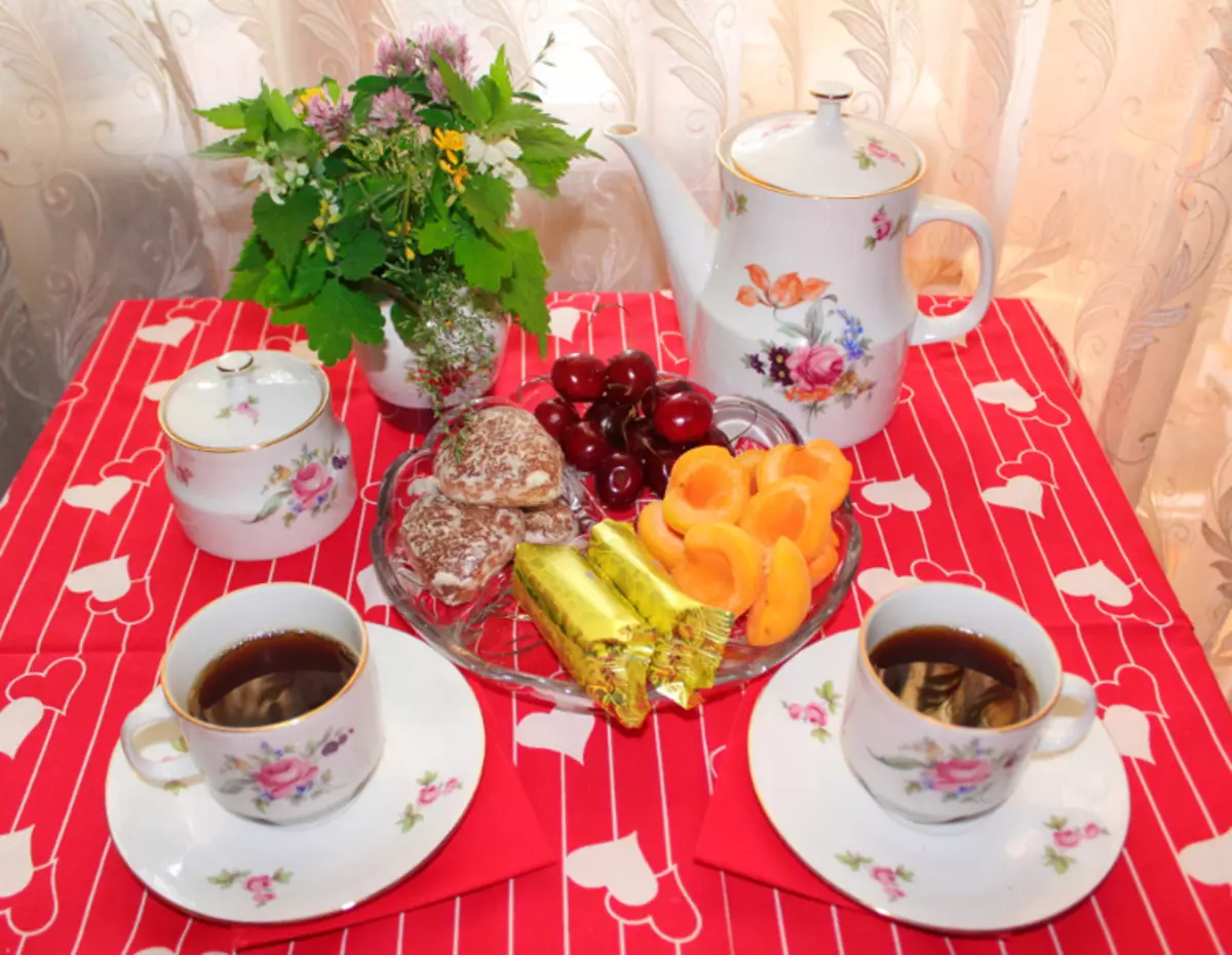 Tavolo da tè (50 foto): schema di impostazione della tabella per il tè, come servire una tavola rotonda per bere il tè 8250_21