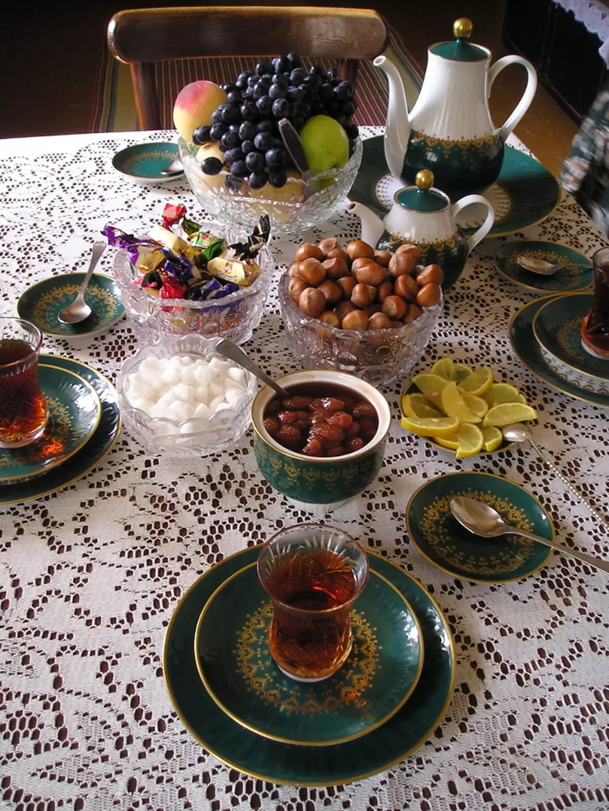 Τραπέζι τσαγιού (50 φωτογραφίες): Σχέδιο ρύθμισης πίνακα για τσάι, πώς να εξυπηρετήσετε ένα στρογγυλό τραπέζι για το τσάι 8250_29