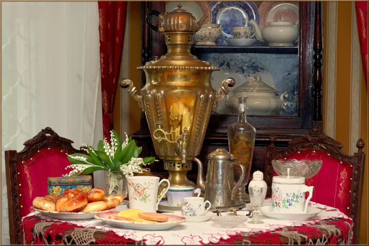 Tabela e çajit (50 foto): Skema e vendosjes së tabelës për çaj, si të shërbejë një tryezë të rrumbullakët për pirjen e çajit 8250_32