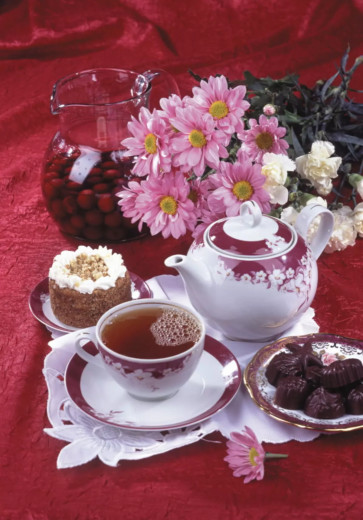 Table à thé (50 photos): Schéma de réglage de la table pour le thé, comment servir une table ronde pour la consommation de thé potable 8250_35