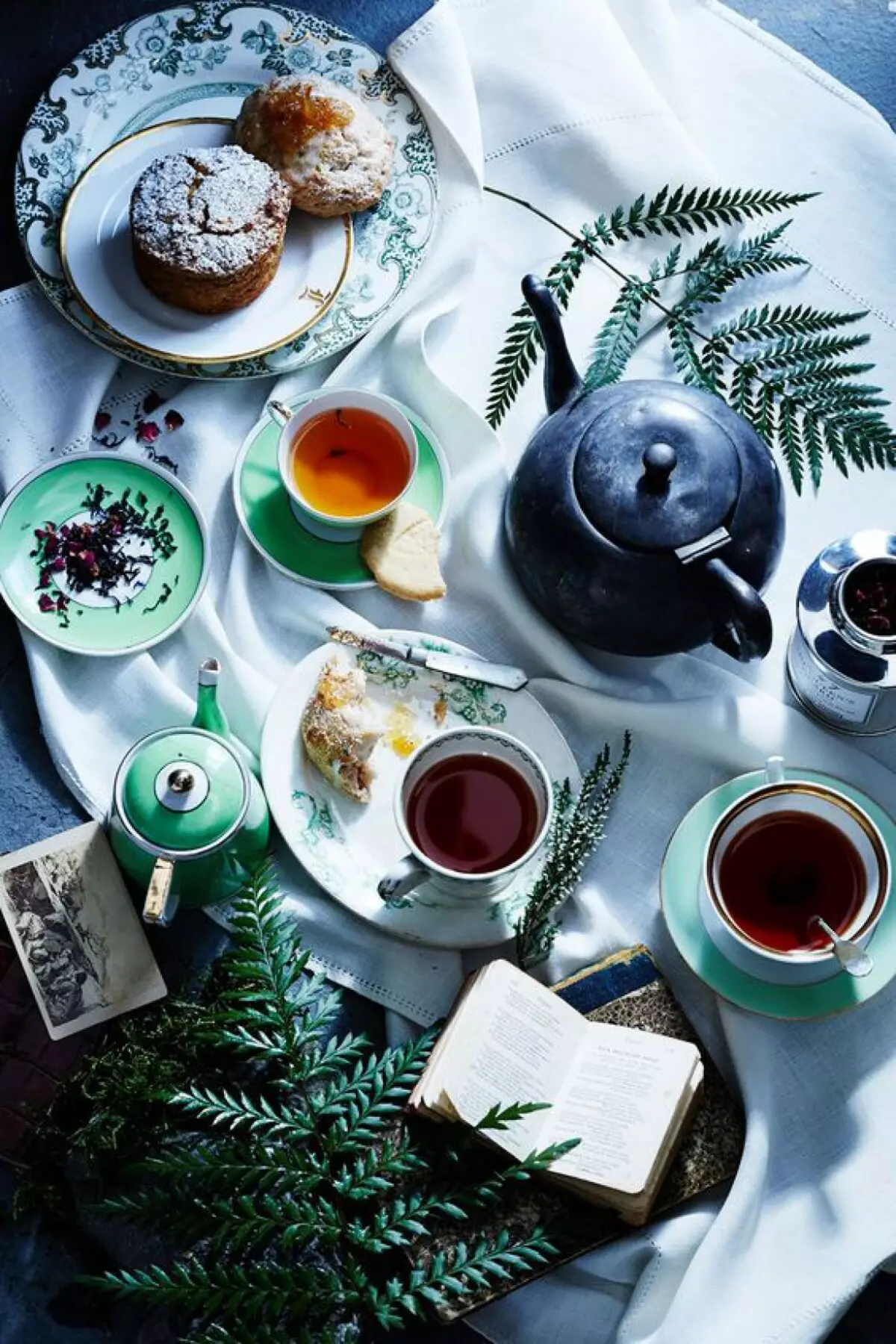 Tabela e çajit (50 foto): Skema e vendosjes së tabelës për çaj, si të shërbejë një tryezë të rrumbullakët për pirjen e çajit 8250_7