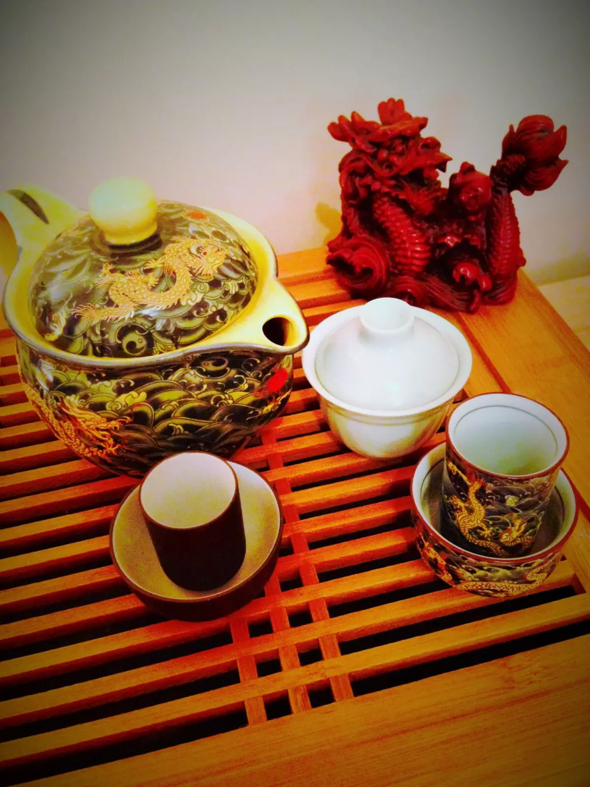Tabela e çajit (50 foto): Skema e vendosjes së tabelës për çaj, si të shërbejë një tryezë të rrumbullakët për pirjen e çajit 8250_8