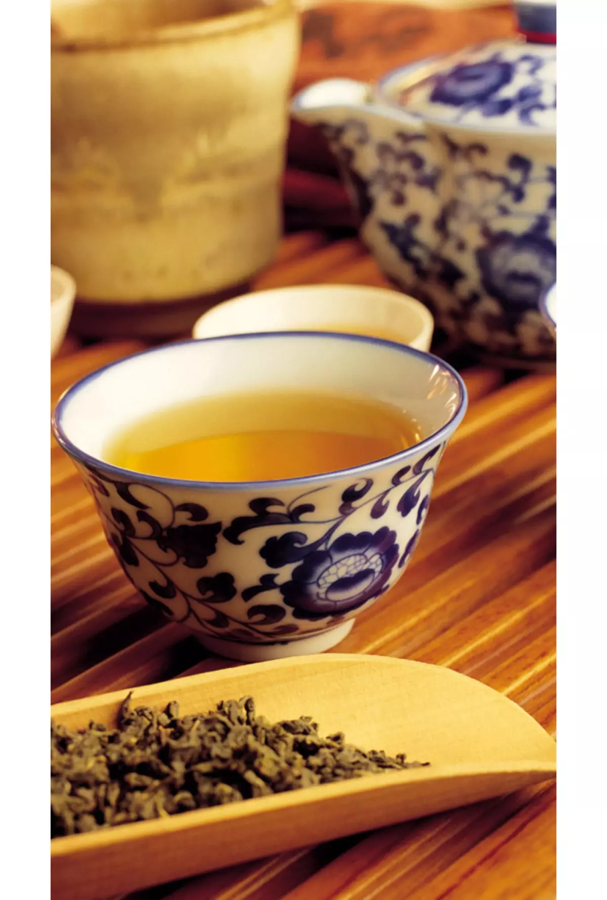 Tabela e çajit (50 foto): Skema e vendosjes së tabelës për çaj, si të shërbejë një tryezë të rrumbullakët për pirjen e çajit 8250_9