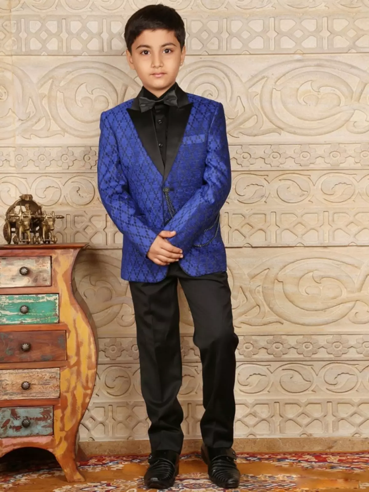 Узбекская 13. Классический костюм для мальчика. Красивые костюмы для мальчиков 14 лет. Индийский костюм для мальчика. Узбекская одежда для мальчиков.