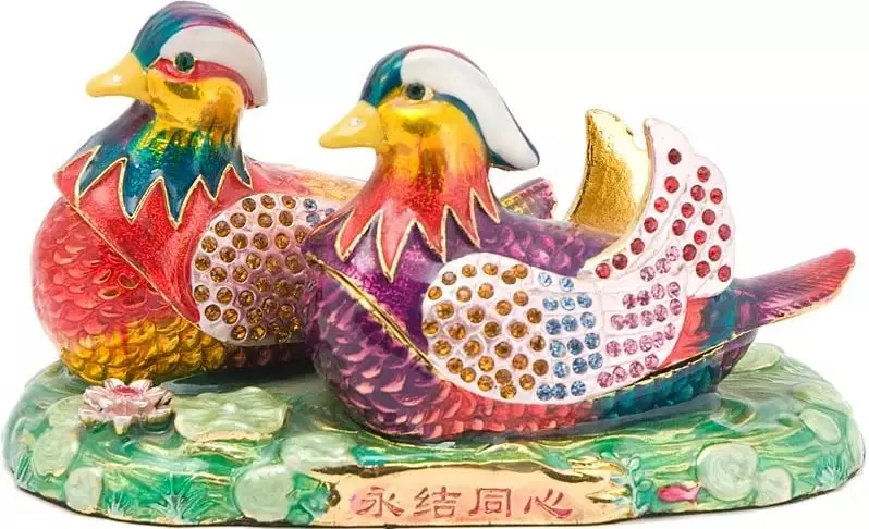 הבהרה-מנדרין (27 תמונות): איך לשים כמה ברווזים כדי למשוך אהבה על Fengshui? ערך סמל 8268_22